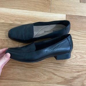clark’s black leather mules/flats